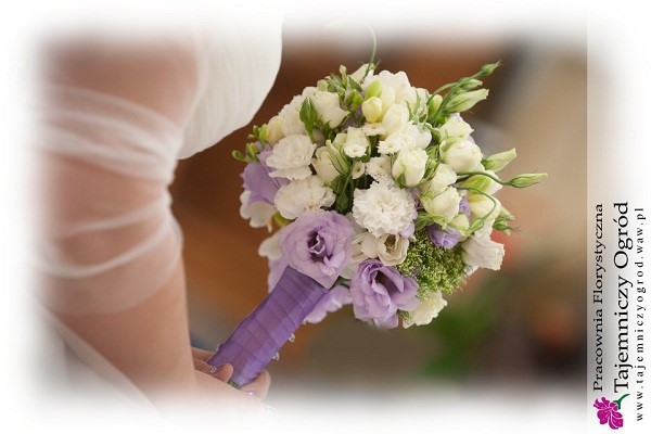 Biały bukiet ślubny z fioletową rączką